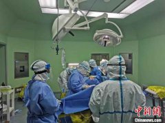 浙江乐清新冠肺炎妈妈治愈出院 与产子“隔空相