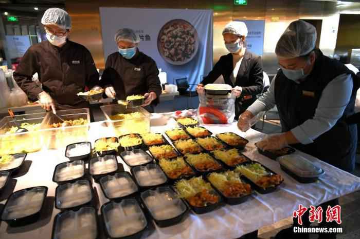资料图:2月16日,福州醉得意餐饮的员工在门店忙碌,准备外卖团餐。随着福州企事业单位陆续复工,醉得意餐饮调整了门店的经营策略、人员班组等,把堂食“改成”外卖,向企事业单位提供外卖团餐,方便周边白领节后复工用餐。 中新社记者 王东明 摄 中国饭店协会:现金流成餐企最大问题,但未来可期